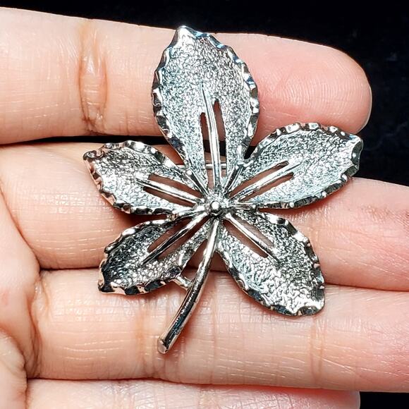 Sara Coventry Leaf Silver Tone Bow Unsigned Brooch Pin 1" Vtg - Picture 4 of 5
